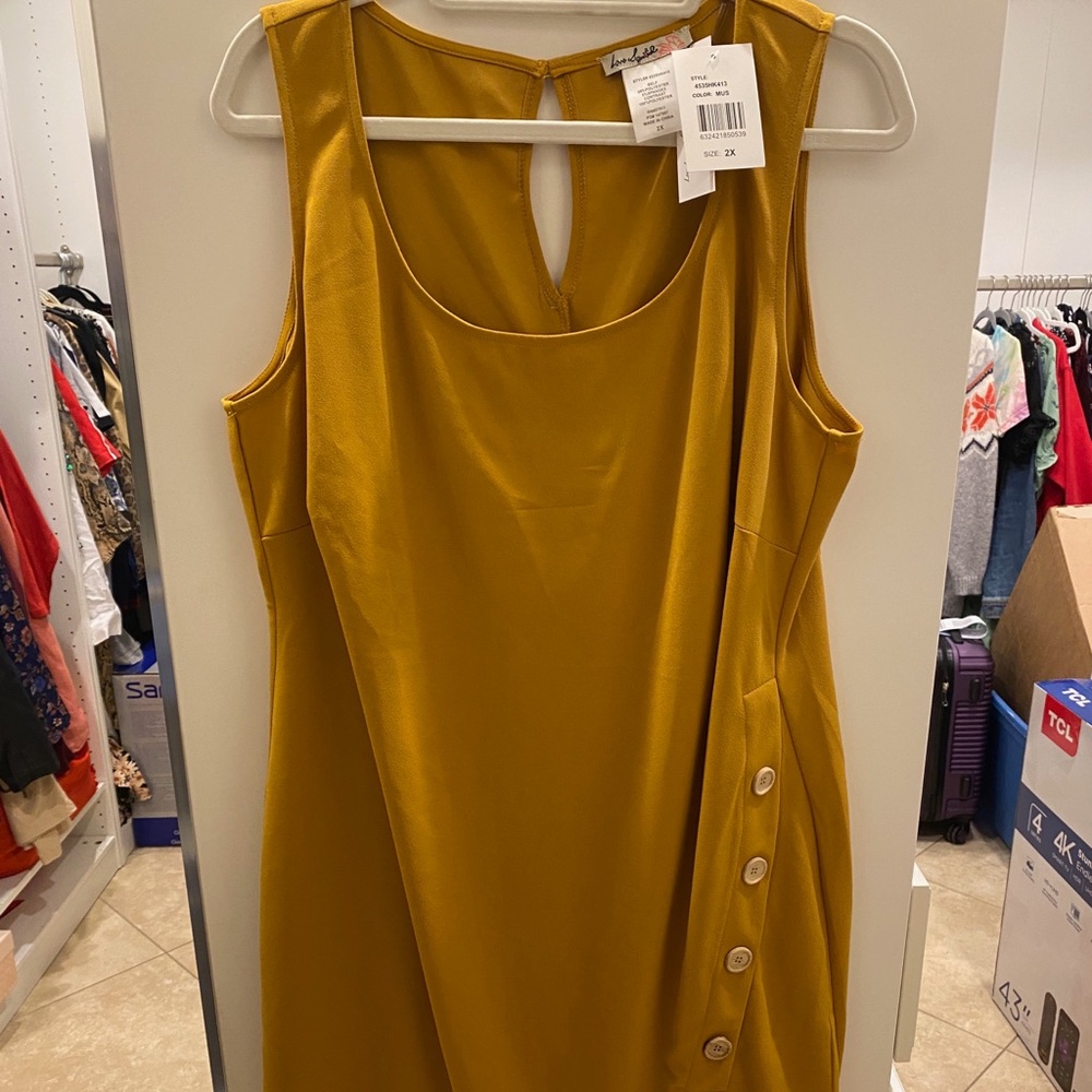 Super cute mustard dress!